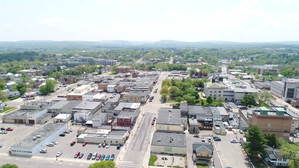More Photos Of 618 Oak St, Baraboo General Retail For Sale