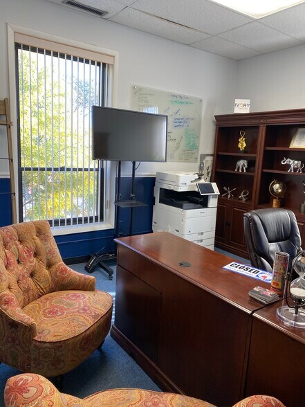 More Photos Of 10031 Roosevelt Rd, Westchester Office For Lease