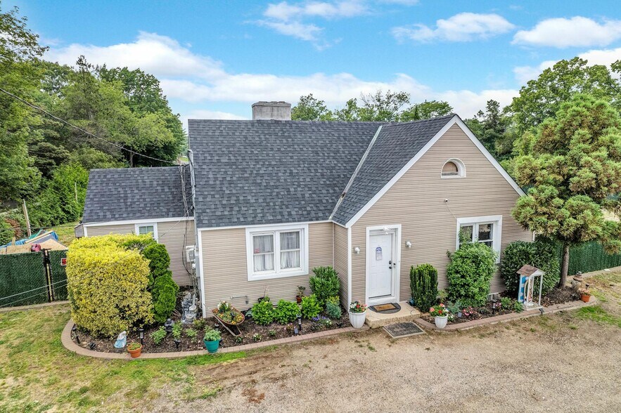 More Photos Of 557 Deer Park Rd, Dix Hills Flex For Sale