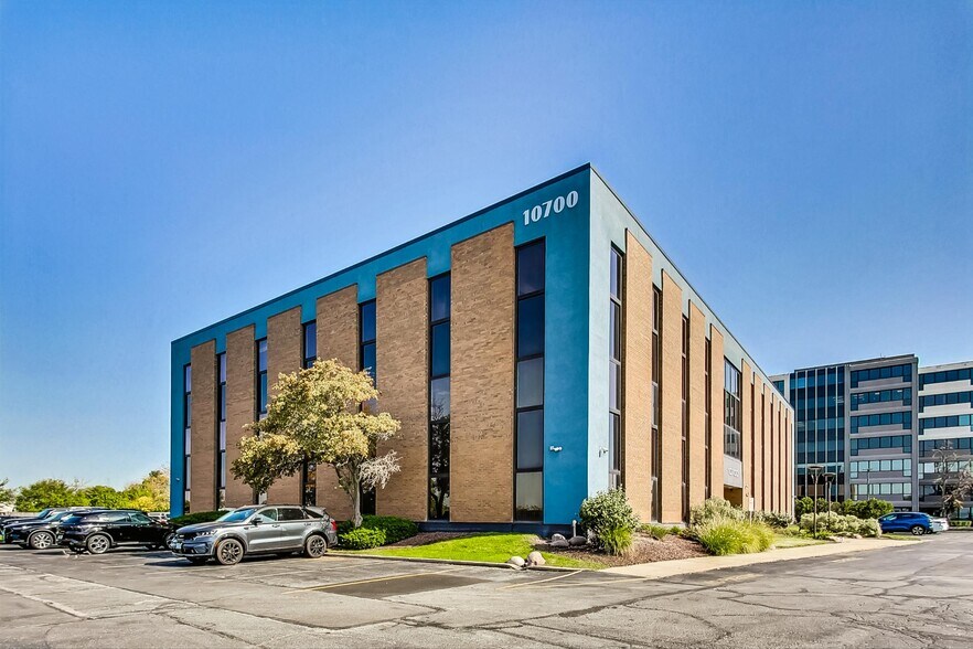 More Photos Of 10700 W Higgins Rd, Rosemont Office For Sale