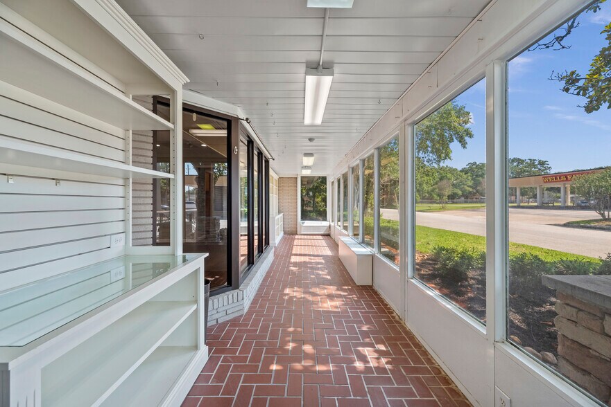 More Photos Of 1001 Avenue A, Katy Storefront Retail Office For Lease