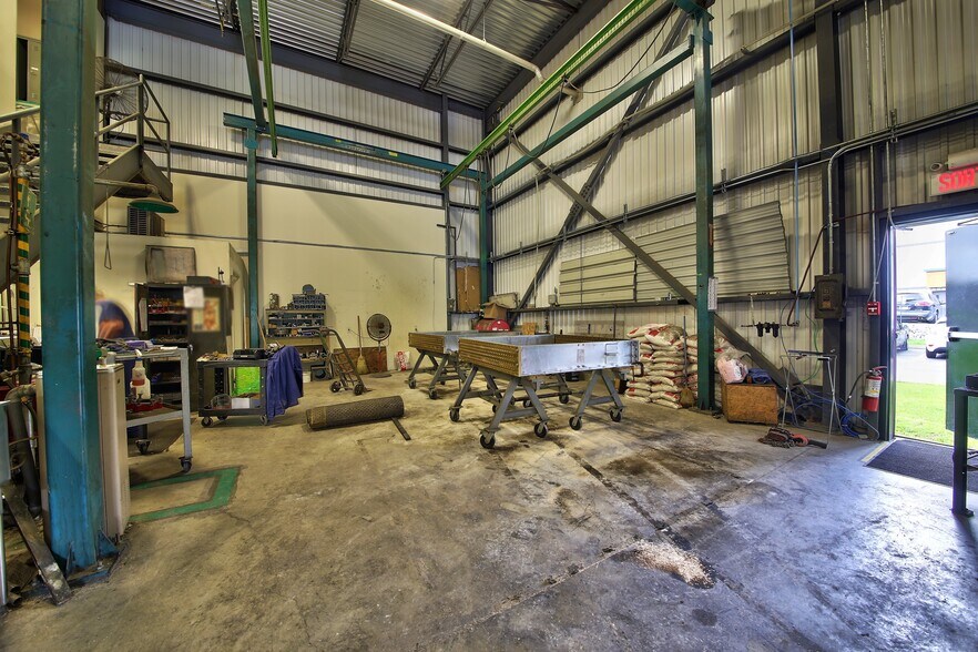 More Photos Of 130 Rue de l'Isère, Candiac Warehouse For Sale