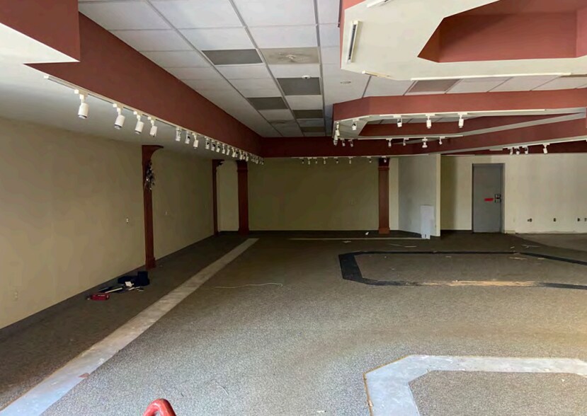 More Photos Of 2266 Orchard Lake Rd, Sylvan Lake Freestanding For Sale