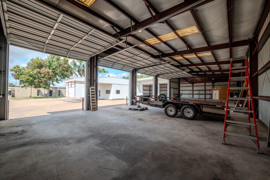 More Photos Of 619 E Jackson St, El Campo Warehouse For Lease