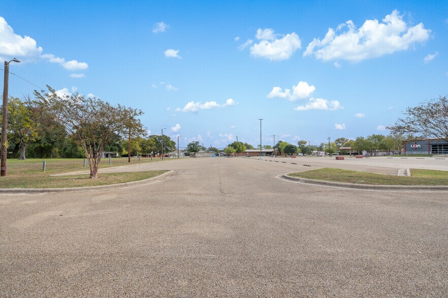 More Photos Of 1600 S College Ave, Bryan Freestanding For Sale