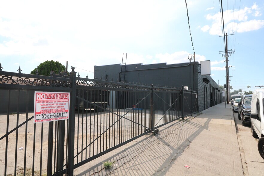 More Photos Of 16770-16780 Stagg St, Van Nuys Warehouse For Lease