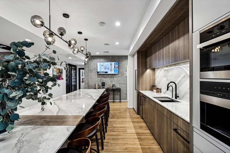 More Photos Of 5703-5705 Edgemoor Dr, Houston Warehouse For Lease