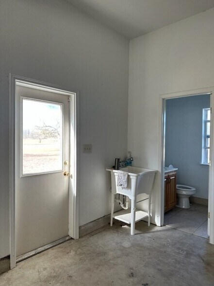 More Photos Of 226 FM 1343, Castroville Flex For Lease