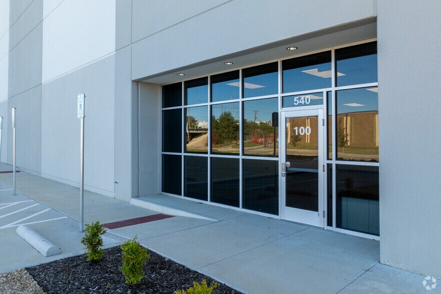 More Photos Of 540 S Town East Blvd, Mesquite Distribution For Lease