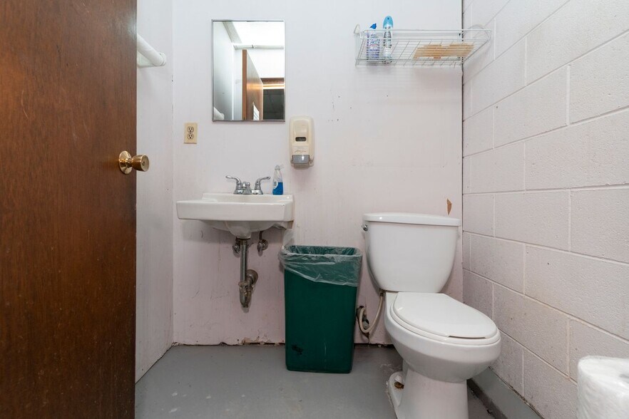 More Photos Of Post @ Post & Namcook Rds., North Kingstown Unknown For Lease