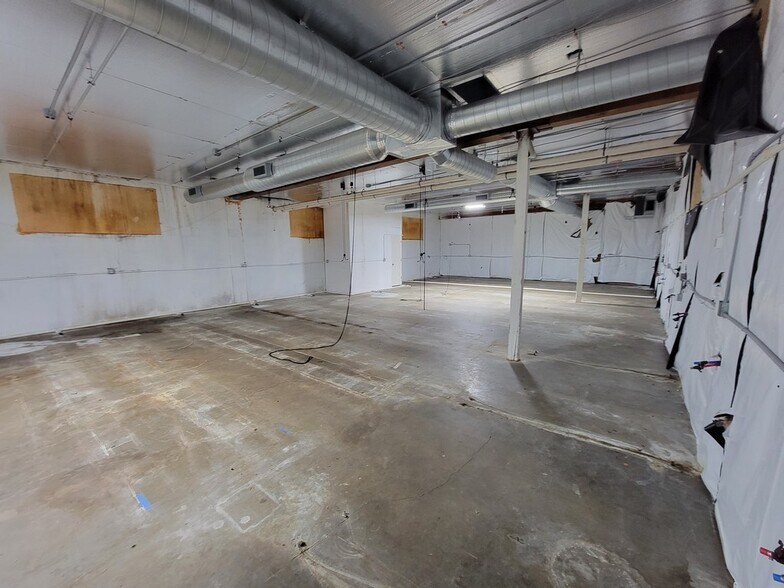 More Photos Of 3060 River Rd N, Salem Warehouse For Lease