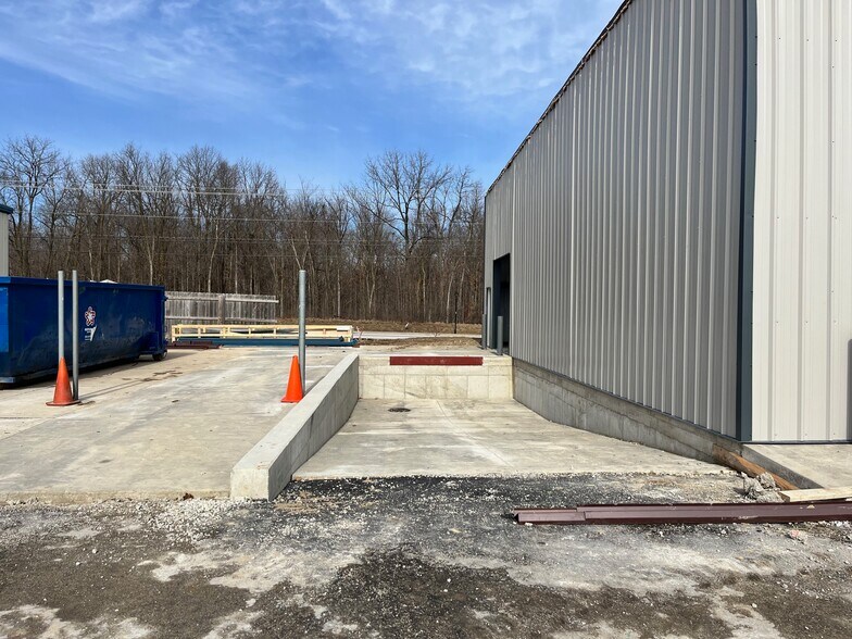 More Photos Of 2222 Contractors way, Fort Wayne Light Distribution For Lease