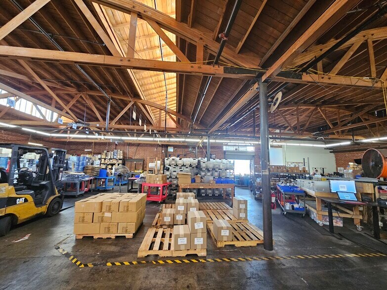 More Photos Of 2417 E 24th St, Los Angeles Warehouse For Lease