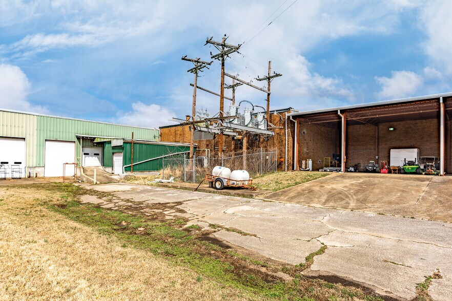 More Photos Of 200 Universal Dr, Centerville Distribution For Lease