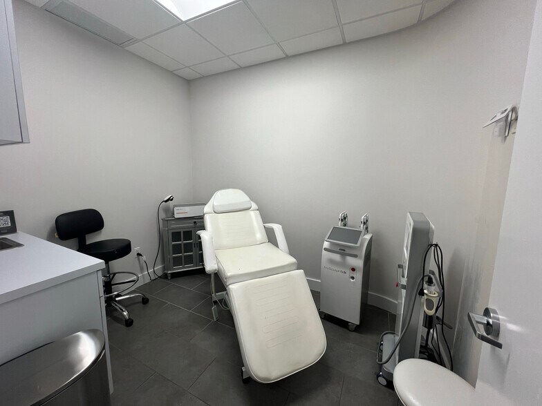 More Photos Of 185-205 Froehlich Farm Blvd, Woodbury Medical For Lease