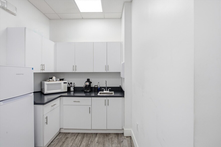 More Photos Of 10450 NW 33rd St, Doral Office For Sale