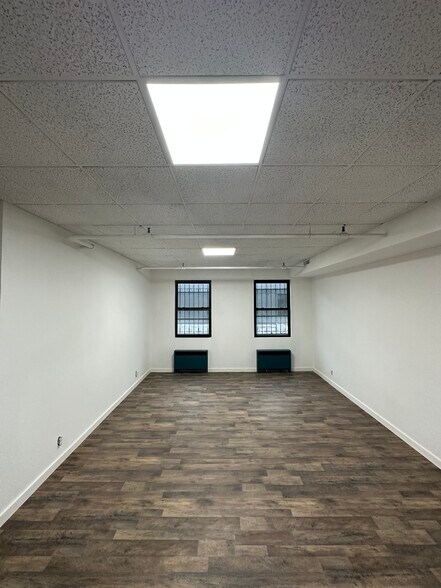 More Photos Of 805 E 139th St, Bronx Showroom For Lease