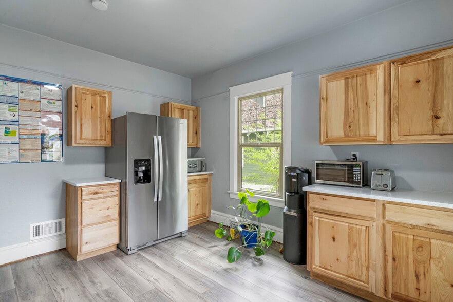 More Photos Of 1705 Commercial St SE, Salem Office Residential For Sale