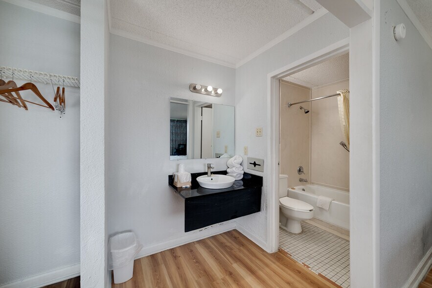 More Photos Of 1103 King Rd, Tifton Hotel For Sale