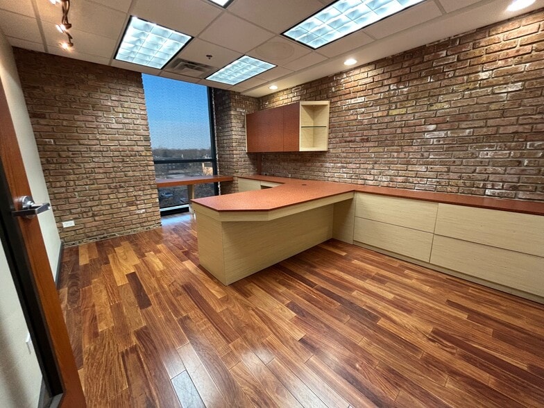 More Photos Of 1240 Meadow Rd, Northbrook Medical For Lease