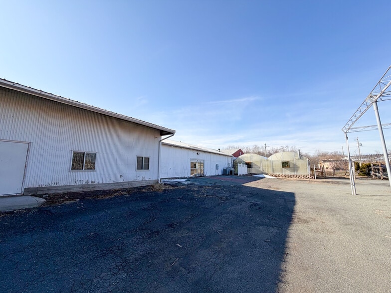 More Photos Of 147 Meriden Rd, Middlefield Garden Center For Sale
