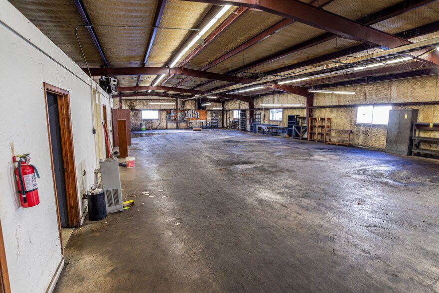More Photos Of 311 S US Highway 69, Trenton Industrial For Sale