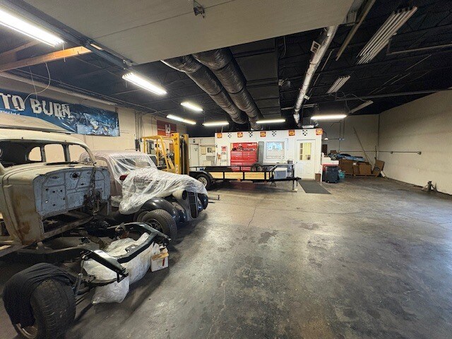 More Photos Of 1290 W Main St, Wilmington Auto Repair For Sale