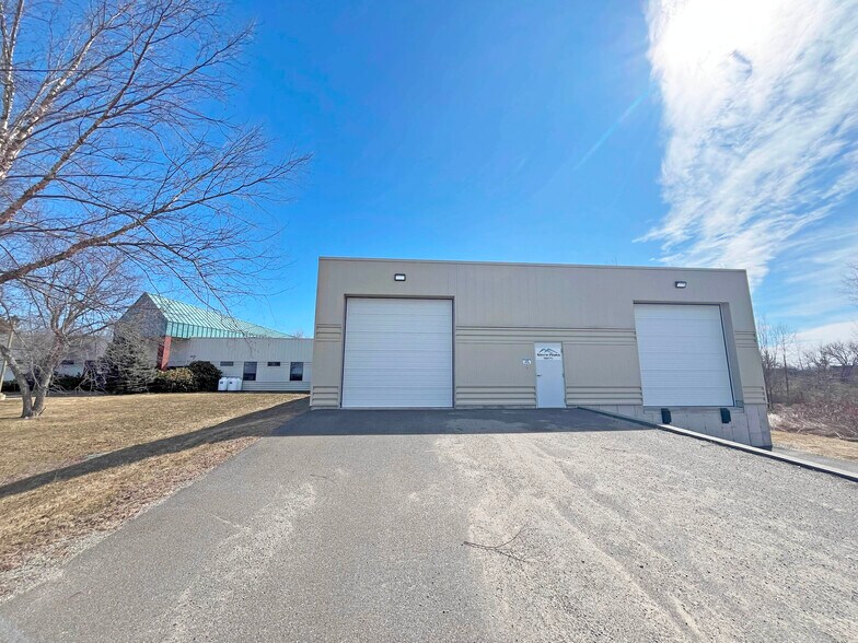 More Photos Of 170 Pleasant St, Rockland Office For Lease