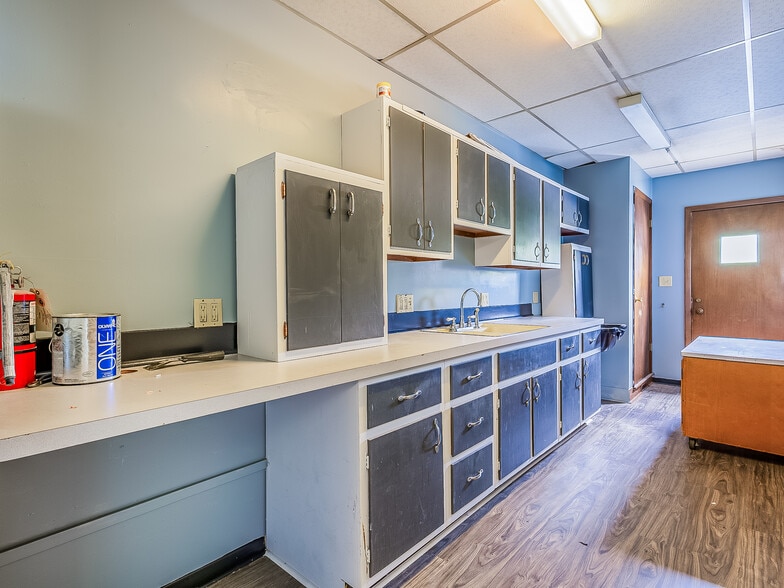 More Photos Of 1121 E State Blvd, Fort Wayne Freestanding For Sale