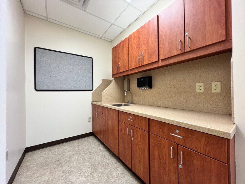 More Photos Of 923 S Broadway, Portland Medical For Sale