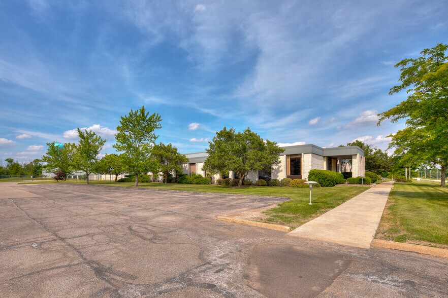 More Photos Of 125 Lena Dr, Aurora Warehouse For Lease