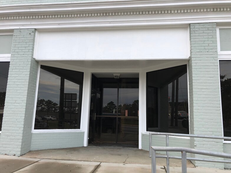 More Photos Of 716 S Main St, Lillington Storefront For Lease