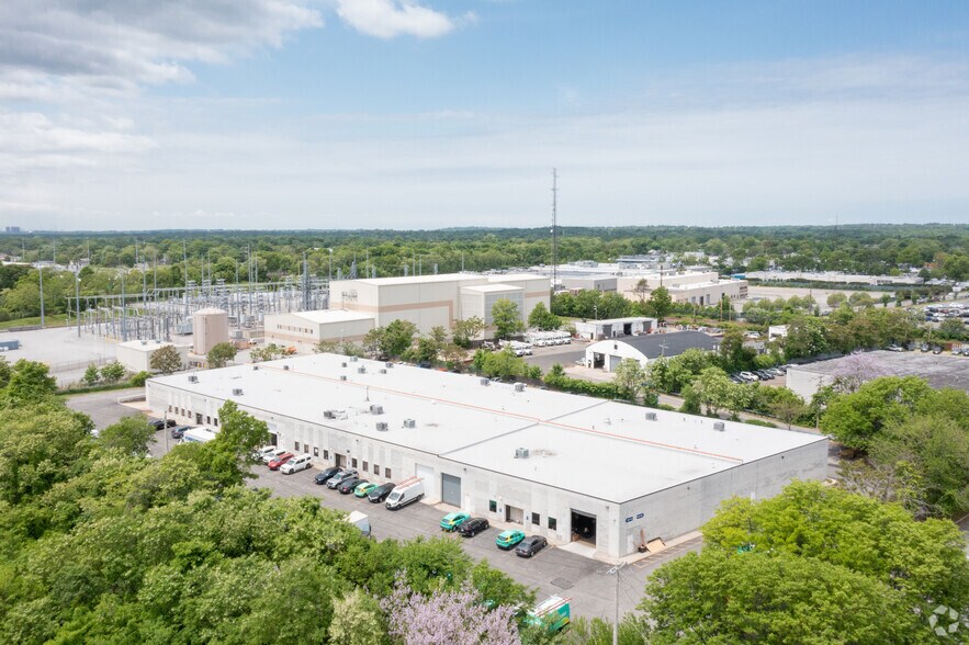 More Photos Of 100-136 Charlotte Ave, Hicksville Warehouse For Lease