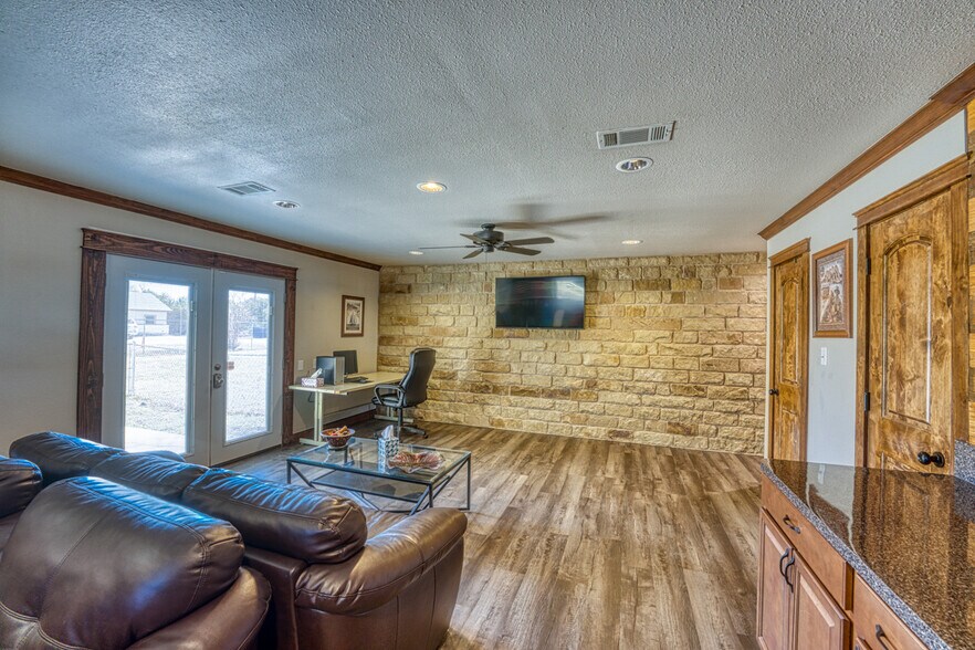 More Photos Of 320 Southland Dr, Burnet Office For Sale