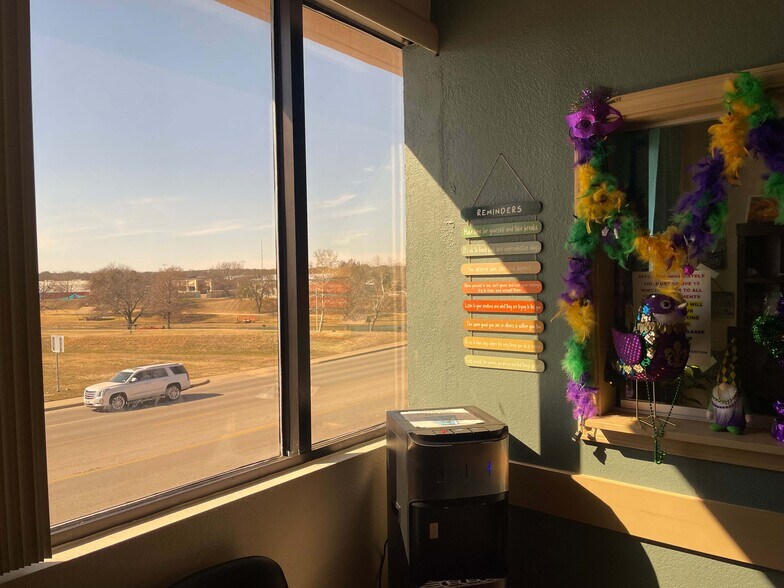 More Photos Of 1305 S Key Ave, Lampasas Office For Sale