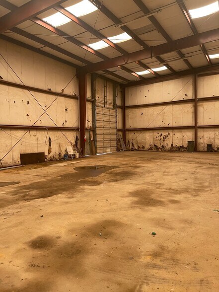 More Photos Of 4840 Crain Hwy, White Plains Warehouse For Lease