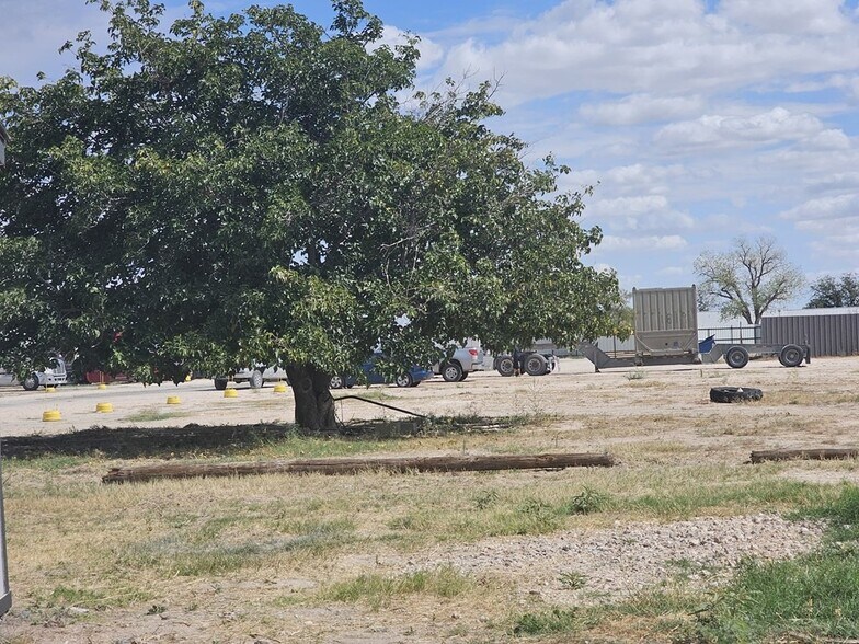 More Photos Of 11010 W Joan Dr, Odessa Warehouse For Lease