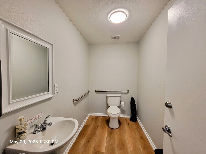 More Photos Of 1913 Hemlock Dr, Haltom City Office For Sale