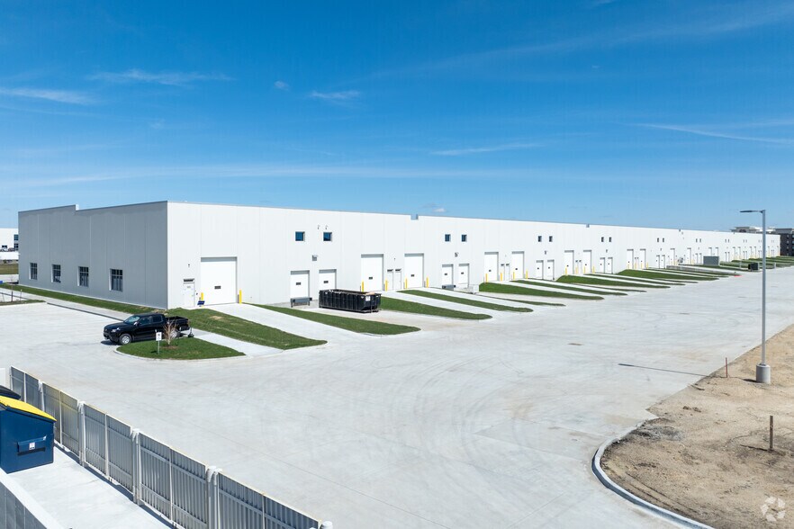 More Photos Of 305 Adventureland Drive NW, Altoona Showroom For Lease