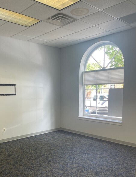 More Photos Of 110 E Main St, Salem Office For Lease