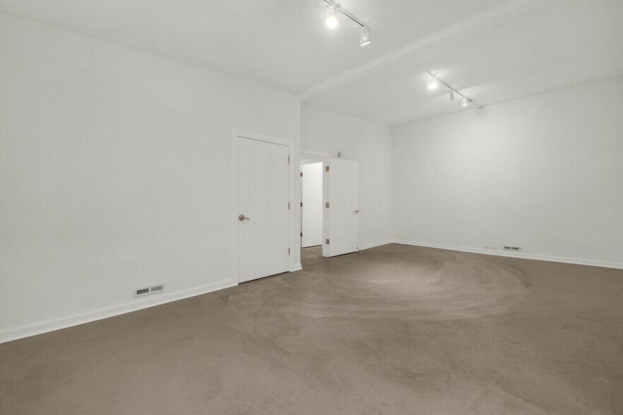 More Photos Of 809 S Holladay Dr, Seaside Showroom For Sale