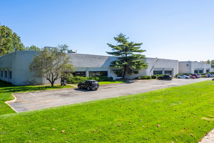 More Photos Of 5 Hub Dr, Melville Warehouse For Lease