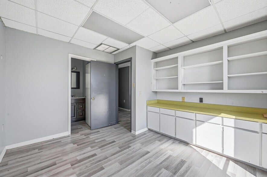 More Photos Of 216 Dalton Dr, DeSoto Office For Lease