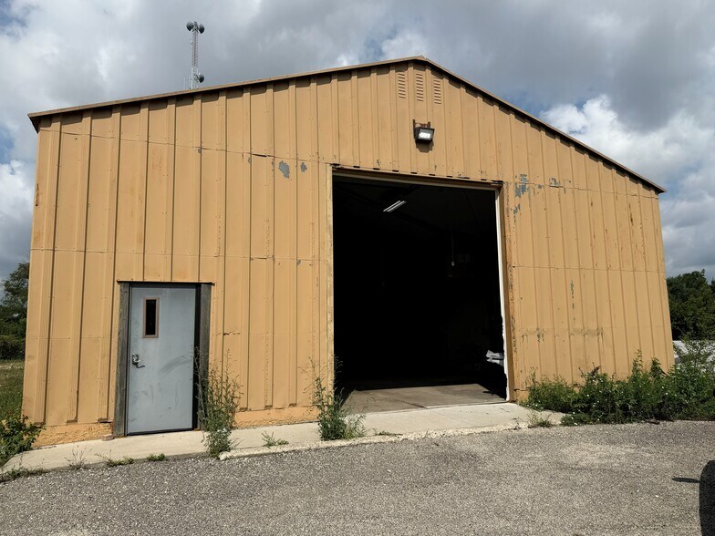 More Photos Of 72 East St, Crystal Lake Light Manufacturing For Lease