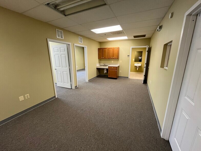 More Photos Of 8982-9050 Hornbaker Rd, Manassas Warehouse For Lease