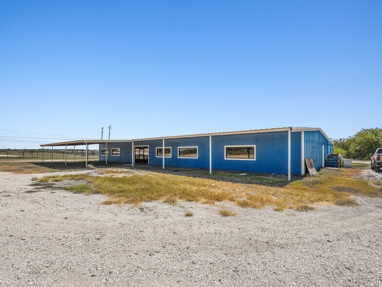 More Photos Of 2400 E Pierce St, Luling Warehouse For Sale