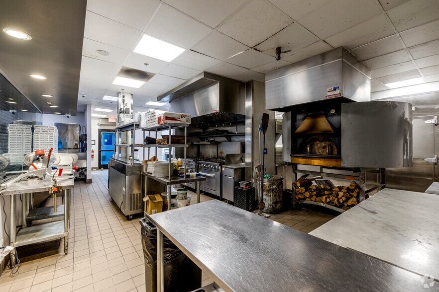 More Photos Of 7111 E Thomas Rd, Scottsdale Restaurant For Lease