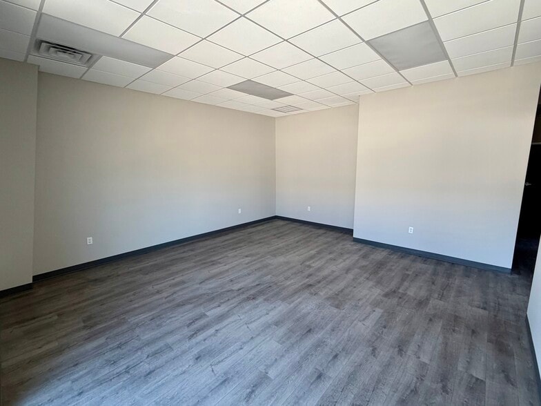 More Photos Of 6880 Rendon Bloodworth, Fort Worth Light Distribution For Sale