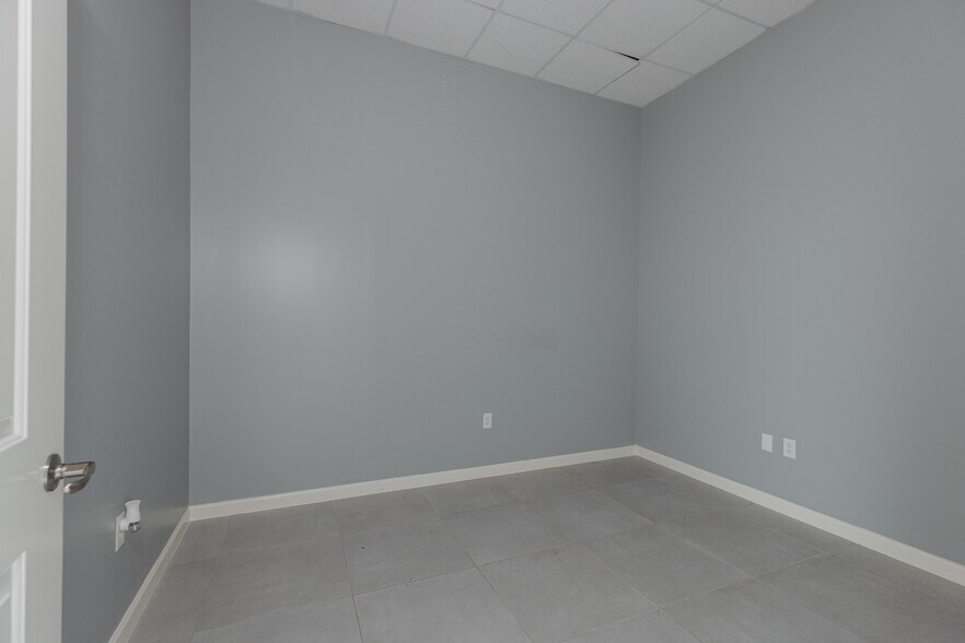 More Photos Of 8990 Parkwest Dr, Houston Showroom For Lease