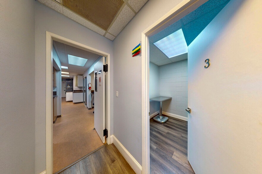 More Photos Of 7447 Martin Way E, Lacey Veterinarian Kennel For Sale